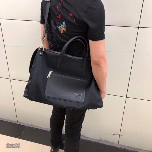 芬迪Fendi小怪獸旅行包手提袋手提包容量大經典設計百搭時尚時尚潮流進口防水料休閒 出門旅行必備 百搭 潮男禮物