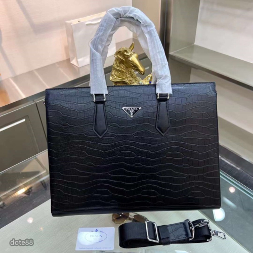 Prada普拉達新款公事包採用進口鱷魚紋牛皮製作正面外部三角形珐琅徽標內裡雙隔層簡單大方商務父親節 情人節禮物