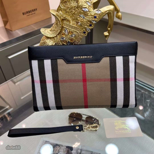 Burberry巴寶莉精巧的手拿包採用進口摔紋牛皮配經典格子布料時尚而不過時晚宴 交換禮物情人節 生日禮物百搭