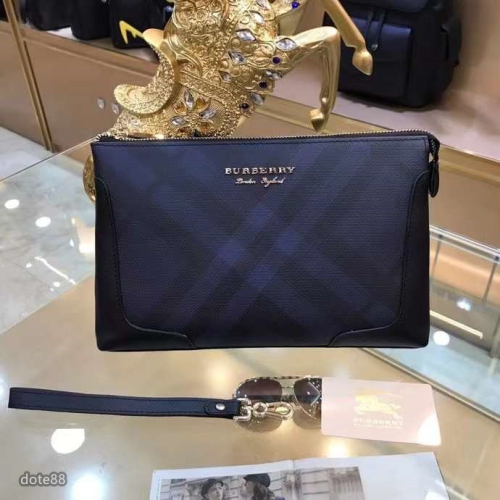 Burberry巴寶莉男士手拿包臻選London格紋皮革材質打造纖巧精緻的版型使其更具時尚、潮流，輕便又時尚父親節