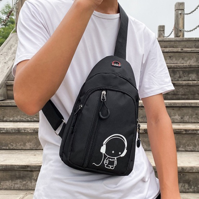(台灣現貨)孩童輕鬆方便收納耳機孔多格層胸包