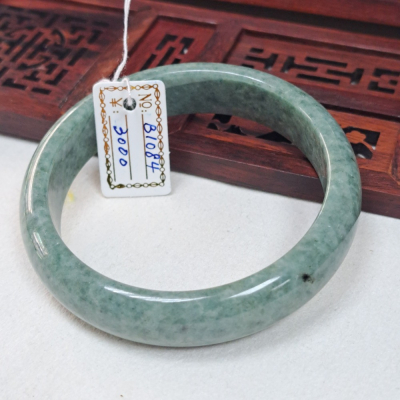逸品軒～天然緬甸玉A貨-B1084-豆青玉鐲 寬13.6mm厚7.1mm內徑57.4mm約18.2圍 • 無紋無摳