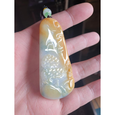 逸品軒~天然緬甸玉A貨-R1879-細糯黃翡帶飄花山水貴人墜子 長70.3mm寬34.3mm厚7.2mm 玉質細膩、水頭