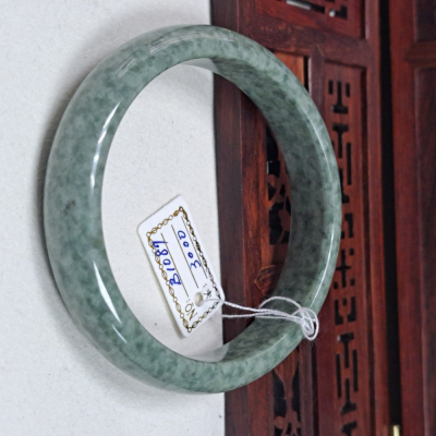 逸品軒～天然緬甸玉A貨-B1087-豆青玉鐲 寬13.2mm厚7mm內徑59.2mm約18.8圍 • 無紋無摳