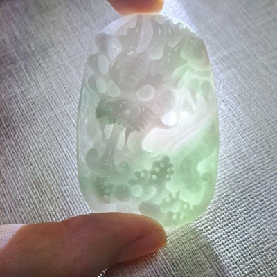 逸品軒～天然緬甸玉A貨-Z5246-春彩龍墜子長59.6mm寬38.9mm厚12.3mm?特價2680元?自古龍是九五