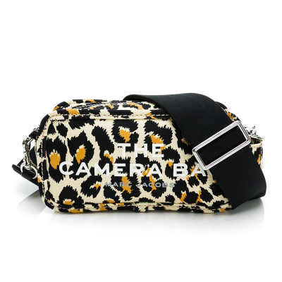 【MARC JACOBS】 字母LOGO豹紋帆布相機包 [豹紋] __DVSHOP 保證正貨 台灣現貨不用等