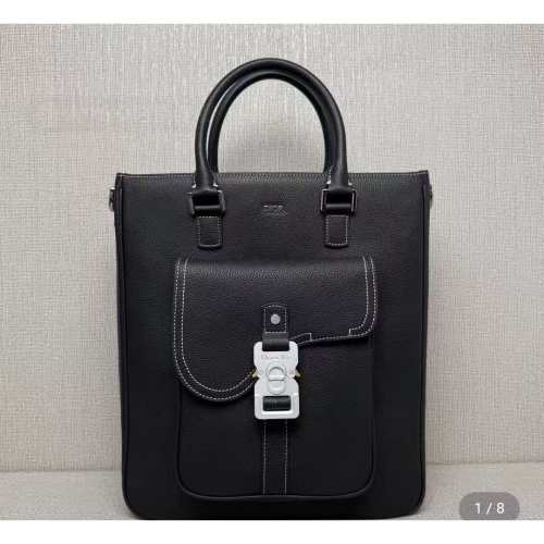 這款 Dior Normandie 手袋將實用設計與 Dior 的高訂精神融為一體。採用黑色 Dior Icons