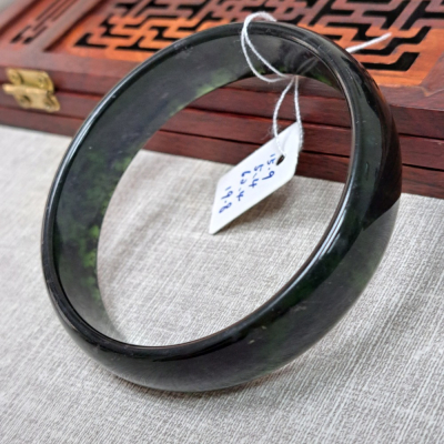 逸品軒~蛇紋石手鐲-B1106- 寬15.9mm厚5.4mm內徑62.4mm約19.8圍 ?特價599元 ?透光