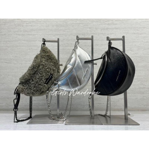 【?????.????????新加坡小CK正品代購】聖誕風銀色/毛絨斜背包 腰包CK2-80151325