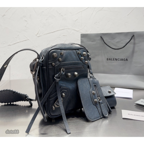 【Balenciaga】巴黎世家明星同款背包機車翻蓋包有卡包和耳機包耐磨耐用輕質而空間寬敞多功能簡便實用時尚優雅潮流