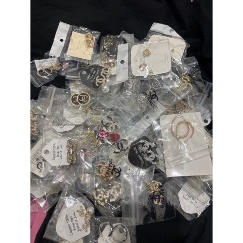 1️⃣0️⃣0️⃣組切貨耳環只要2️⃣9️⃣9️⃣～接近尾聲囉～切貨就是不退不換