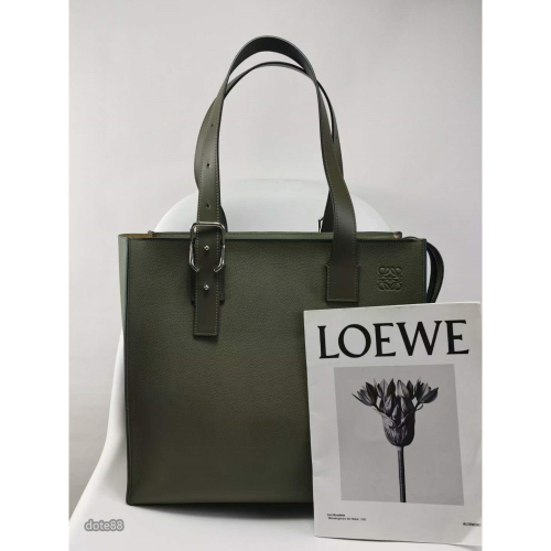 Loewe Buckle Tote折疊頂瓣關閉與雙扣緊固簡約可調節肩帶耐磨耐用簡便實用經典印花大容量內部有夾層輕便實