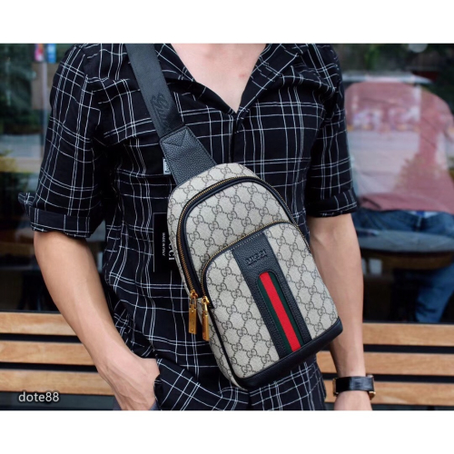 【Gucci】古馳男士單肩包胸包斜挎錢包男包經典印花快捷手機袋設計可調節肩帶多隔層耐磨生日禮物多功能簡便實用輕便多功能
