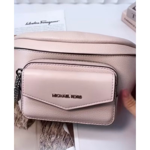 全新品??現貨?賠錢售出、MK二合一➡️真皮⬅️胸包、腰包、側背包 ?櫻花粉 顏色? 背帶可調整