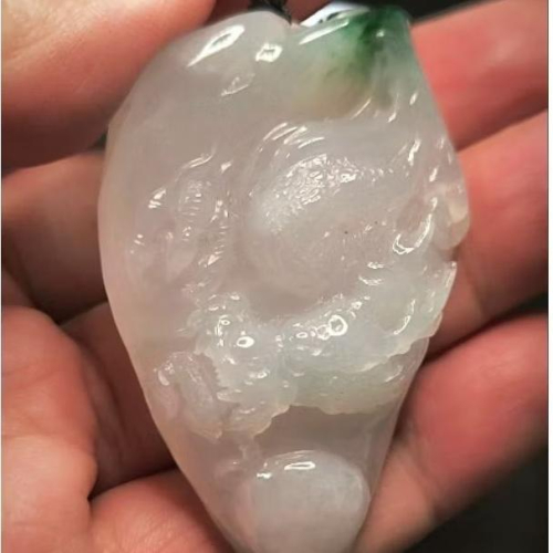 天然緬甸A貨翡翠 白底青 龍牌 飛龍在天 帶一抹冰陽綠 種老肉細 厚件大裝。大師工藝 附證書 大師證 專屬收藏盒