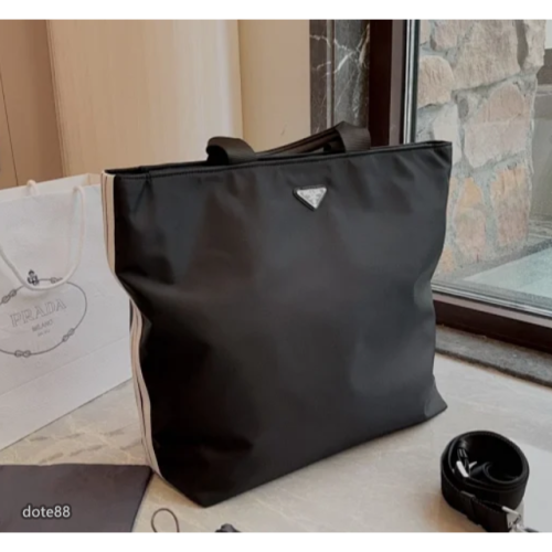 【Prada × Adidas】普拉達和阿迪達斯聯名款男士托特包手提包斜挎包筆電包尼龍材質耐磨耐髒簡便實用出門必備簡約