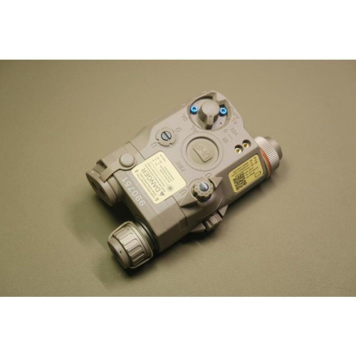 【Mr.W-現貨 】新版 PEQ-15 LA5C UHP 全功能 雷指器 白光爆閃+綠雷射+IR 非元素 FMA
