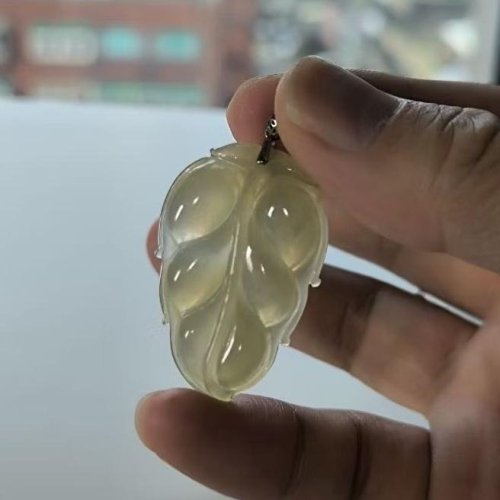 天然緬甸A貨翡翠。冰膠 蜜糖黃 葉子 種老肉細 附證書 銀扣頭
