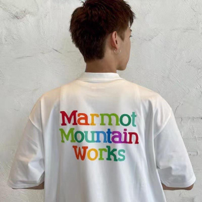 《米諾潮流》BEAMS x MARMOT PRINT 聯名彩虹字母印花休閒短袖T恤