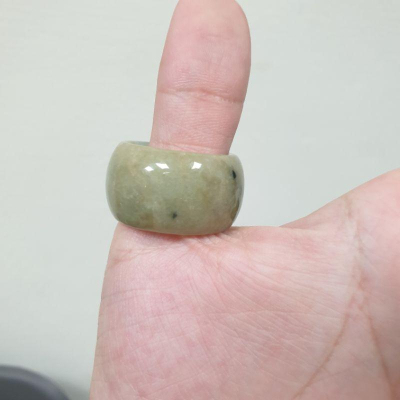 天然緬甸玉A貨-J0143-黃翡飄花戒指寬16.4mm厚4.4mm內徑約21.4mm國際圍#21 ?特價1000元