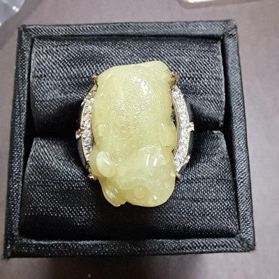 天然緬甸玉A貨-J204-黃翡三腳蟾925銀戒指長23.3mm寬14.5mm厚10.2mm?特價999元 •活動戒圍