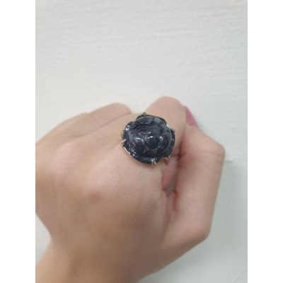 天然緬甸玉A貨-烏雞戒指-J0093-寬17.3mm厚7mm ?一個888元 (共三個，隨機出貨)925銀戒，活動戒圍。