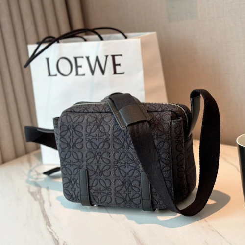 LOEWE羅意威包包 男生斜背包 翻蓋郵差包 大容量斜背包 旅行包 商務出差通勤包 黑色刺繡帆布包 男女通用側背包