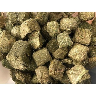 【跳跳】精選優質牧草磚 混合草磚 兔牧草磨牙磚 草磚 牧草磚 小寵牧草磚 鼠兔磨牙草磚 小動物草磚 小動物磨牙零食