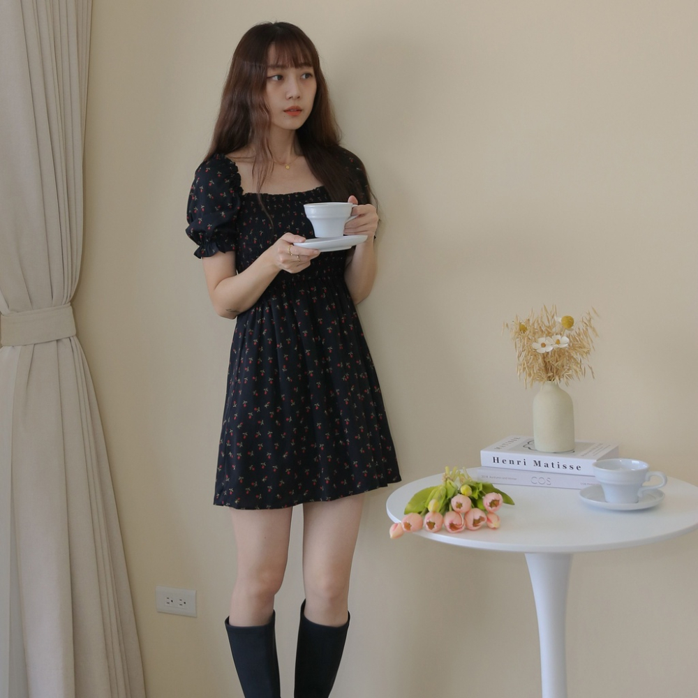 【Our Studio】早春甜美ㄩ領澎澎袖小花短洋裝 杏色 黑色(現貨)