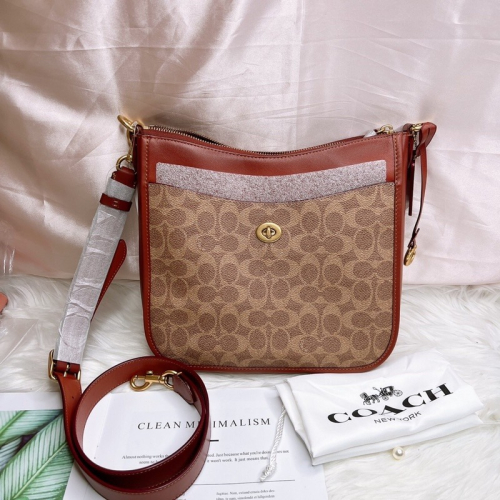美國代購??台灣現貨 Coach 專櫃款斜背半月包斜背包 COAIDE系列C8487