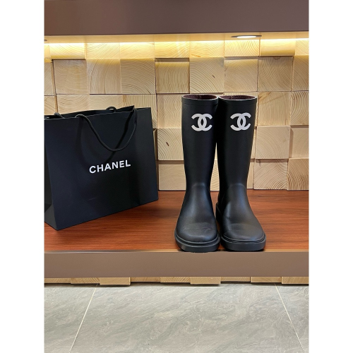 【Chanel 香奈兒】小香經典爆款雨靴長靴。✌️全新升級無縫接版本，楊冪同款雨靴！防水防滑！?必入款超百搭