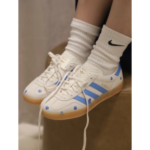 ?adidas Gazelle Indoor 休閒鞋 天空藍白色｜天空藍色｜白色｜奶茶底｜花朵｜刺繡｜皮革｜麂皮｜平底