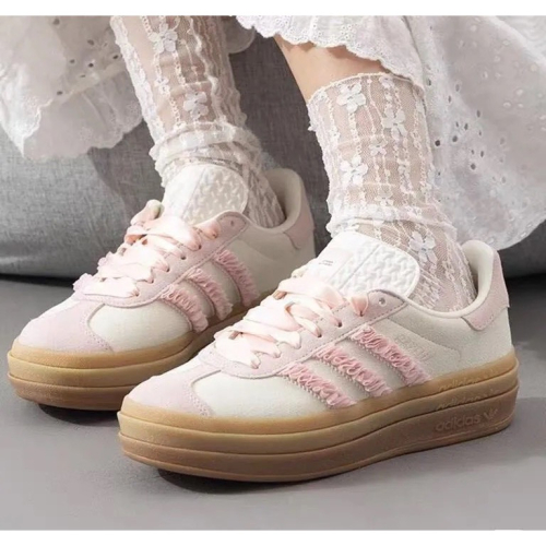 ?adidas GAZELLE BOLD休閒鞋 奶油櫻花粉色｜奶油色｜櫻花粉｜粉紅色｜焦糖底｜緞帶｜麂皮｜厚底｜平底鞋