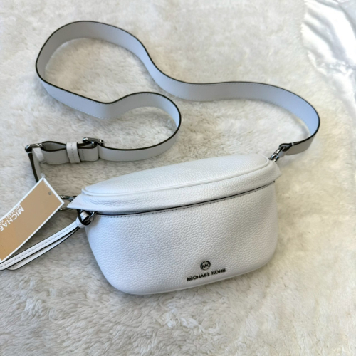 【MK｜全新】現貨 MICHAEL KORS 包包 胸包 專櫃款 銀標 荔枝紋 腰包｜Little Bee 小蜜蜂精品