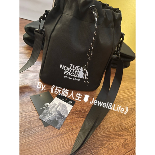 品牌VIP經典贈品系列?THE NORTH FACE 1966 黑色 尼龍防潑水材質 手提 斜背 兩用 抽繩 水桶包