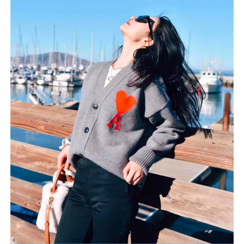 AMI 針織外套 毛衣外套 開襟衫 舒服寬松V領顯瘦修身 經典愛心字母A❤️百搭修身實穿 男女情侣款 ✔️國際運送約