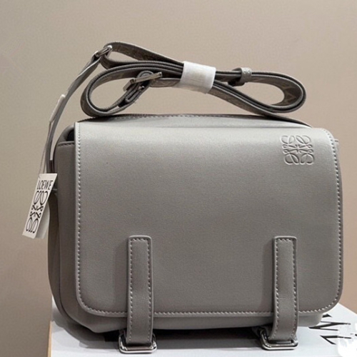 LOEWE包包 羅意威斜背包 翻蓋郵差包 男生包包 頭層牛皮背包 真皮皮質包包男 時尚休閒包 通勤百搭男包 旅行包