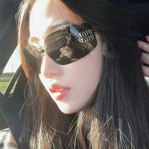 新款 2025 贈送眼鏡盒 凹造型 時尚 甜酷辣妹 金屬無框 太陽眼鏡 墨鏡女 高級感 防紫外線 海邊 贈送眼鏡盒!