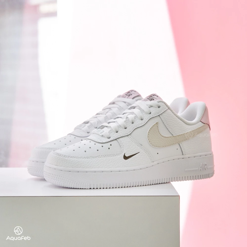 Nike Air Force 1＇07 Low 女 白粉 AF1 雙勾 壓印小勾 荔枝皮 休閒鞋 HF9992-100