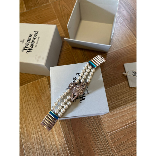 Vivienne Westwood 手錶 這款手錶三排 Swarovski 玻璃珍珠，貴氣又不失個性。 中央土星徽章錶盤