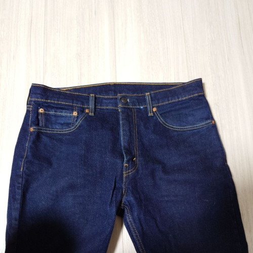 九成新 Levi＇s 牛仔褲 W:33 L:29 九成新 因為尺寸不合所以售出