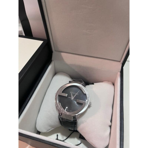 Gucci 雙G 滿版皮錶帶 石英錶 銀色 ?