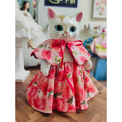 小春的玫瑰洋裝和雙面披肩 #higuchiyuko #樋口裕子 #ひとつめちゃん