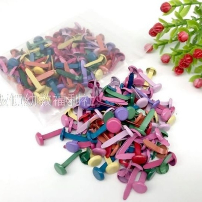 (現貨)彩色兩腳釘 雙腳釘 蘑菇釘100入美 勞材料 手作材料 手工藝 DIY 勞作 美勞【銅板價幼教福利社】