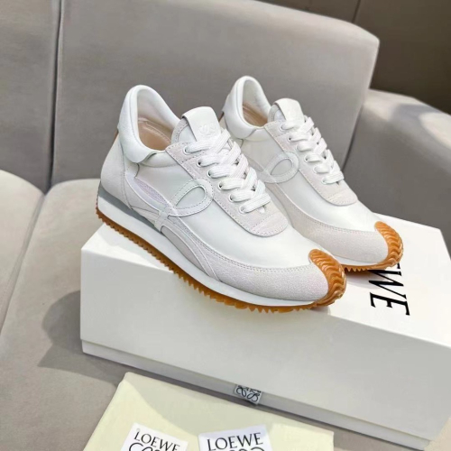 LOEWE羅意威二代Ballet Runner升級2.0給足界一些震撼，2025早春Ballet Runner 2.0