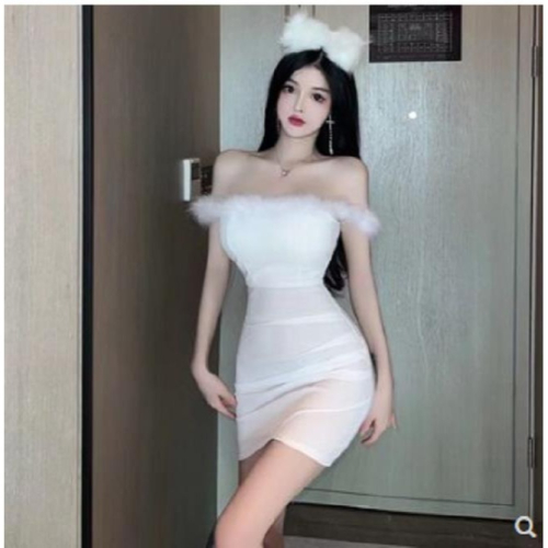 毛毛露肩抹胸連衣裙