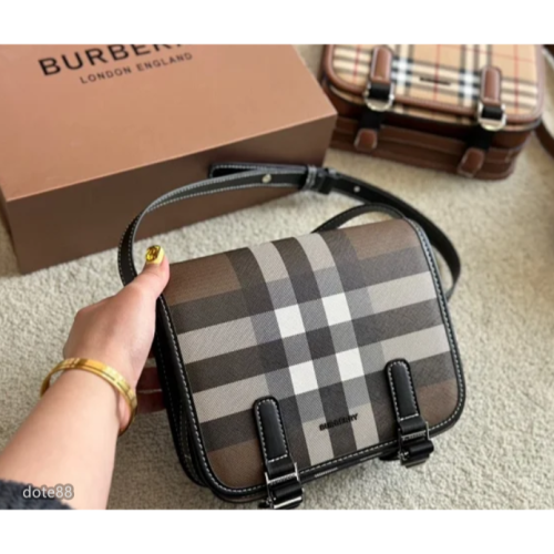 【Burberry】巴寶莉男女通用大容量双扣斜挎包單肩包通勤包郵差包可調節肩帶休閒運動逛街生日情人節禮物出門必備百搭