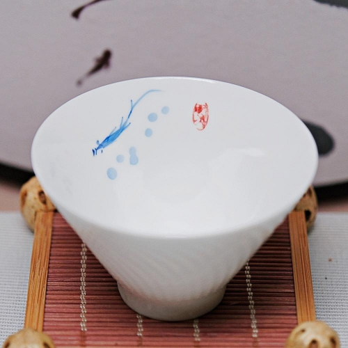 【全館滿599免運】茶杯 白瓷茶杯 精品骨瓷手繪斗笠杯-游魚款 薄胎白瓷 手工茶杯 70ML【自在坊茶具】