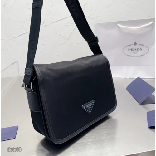 【Prada】普拉達男士翻蓋單肩包斜挎郵差包尼龍材質送男友禮物耐磨耐髒多功能簡便實用出門必備簡約時尚百搭潮流休閒逛街