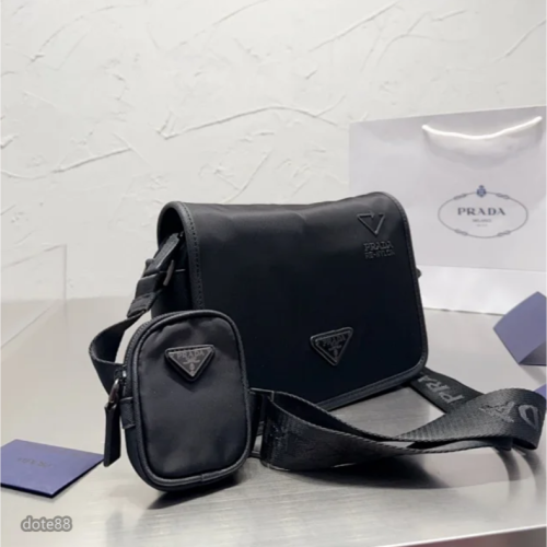 【Prada】普拉達男士翻蓋單肩包斜挎郵差包公事包配小包尼龍材質送男友禮物耐磨耐髒多功能簡便實用出門必備簡時尚百搭